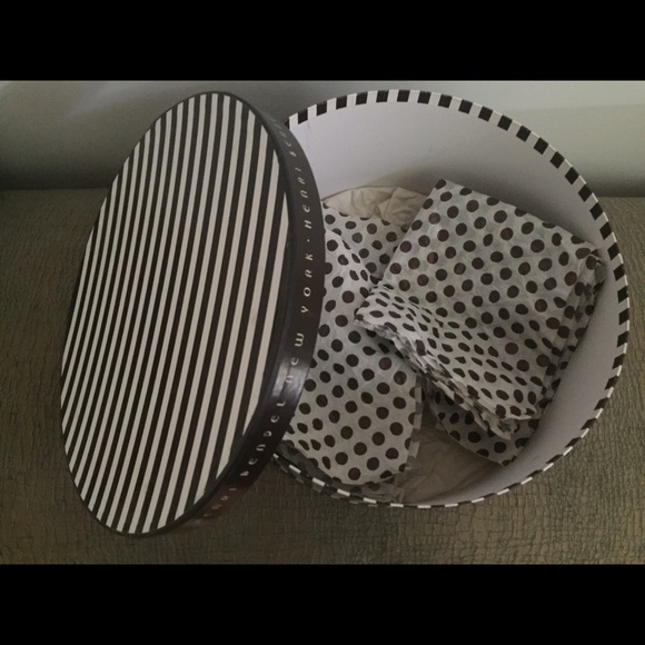 HENRI BENDEL - (2) HB HATBOXES + GIFT - Picture 2 of 8